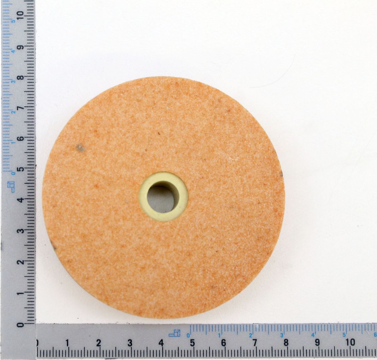 Scheppach Schleifscheibe Ø 75 x 20 x 10 mm K 120 Aluminiumoxid. Die Scheibe ist orange und hat eine zentrale Befestigungsöffnung. Sie wird von der Seite gezeigt.