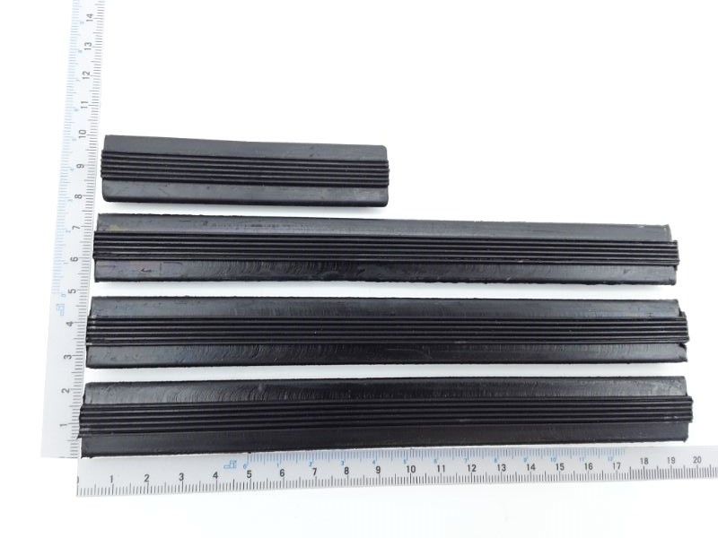 Gummieinlage für Tischplatte, vier Stücke in verschiedenen Größen, gemessen an einem Lineal.