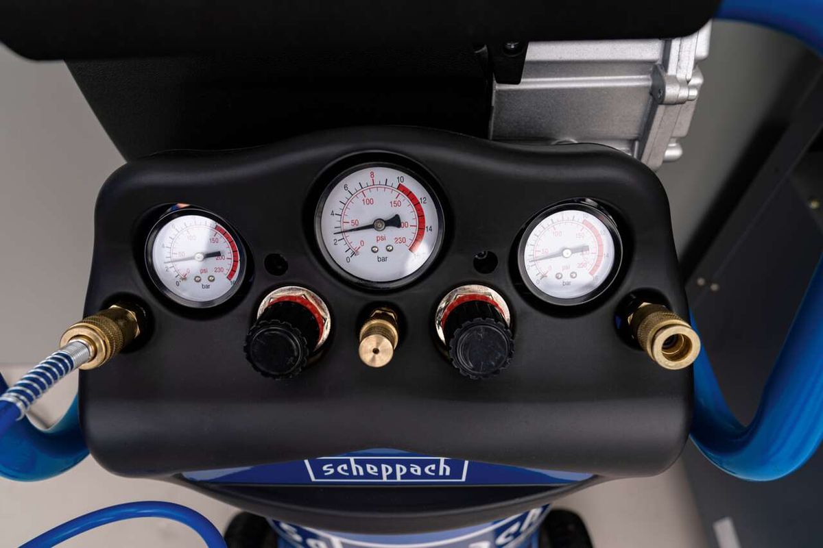 Scheppach Kompressor mit drei Druckanzeigen und zwei Kupplungen. Frontansicht des Geräts.