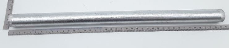 Scheppach-Werkzeug mit Messskala, Teil einer Radachse (25 mm Durchmesser) mit 395 mm Länge