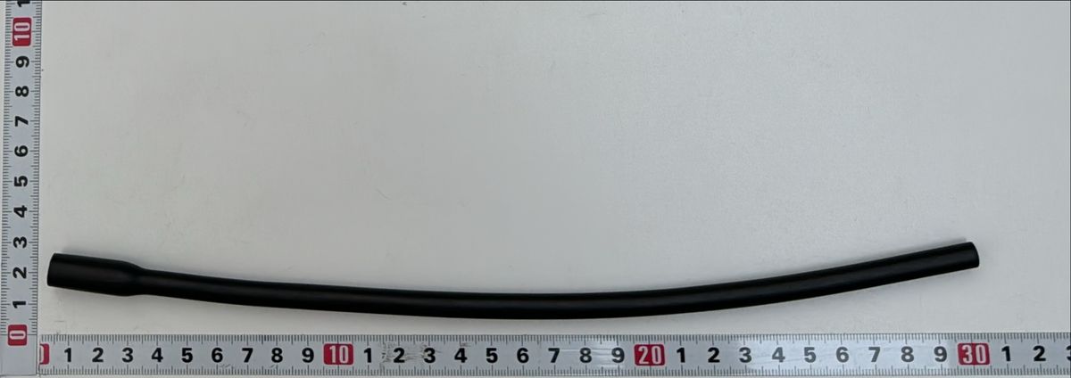 Ein schwarzer Benzinschlauch mit einem Durchmesser von 11 mm außen und 7 mm innen, 300 mm lang, liegt auf einer Messskala. Der Schlauch wird von links nach rechts gezeigt.