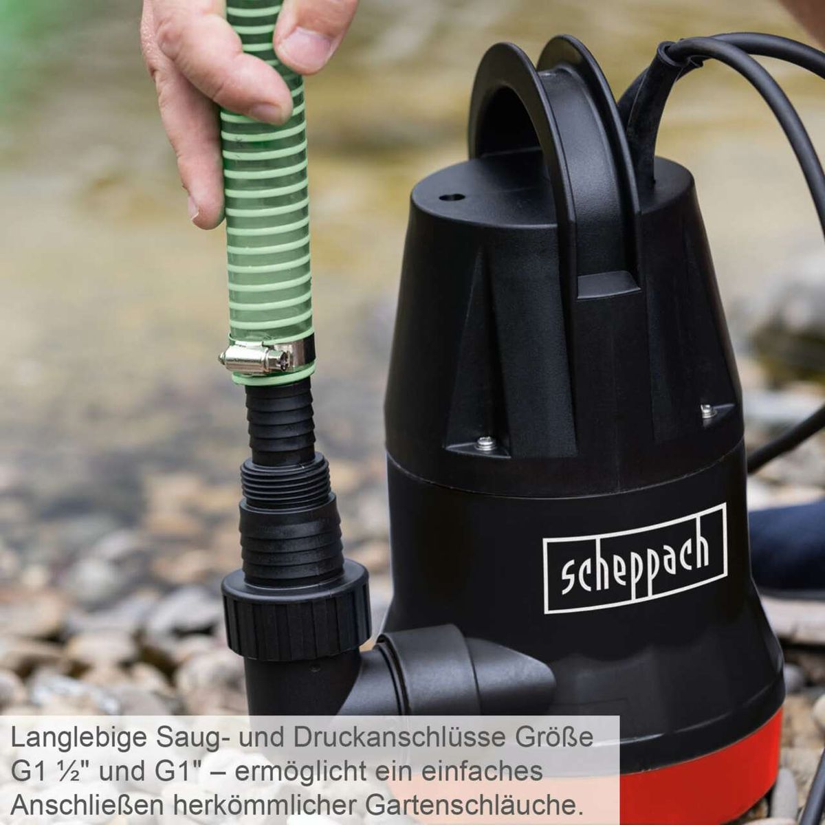Die Tauchpumpe SBP300 von Scheppach verfügt über langlebige Saug- und Druckanschlüsse in den Größen G1 1/2" und G1" für einfaches Anschließen herkömmlicher Gartenschläuche.