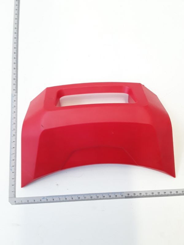 Vordere Abdeckung von Scheppach, Ansicht von vorne. Die Abdeckung ist etwa 20 cm breit und 15 cm hoch.