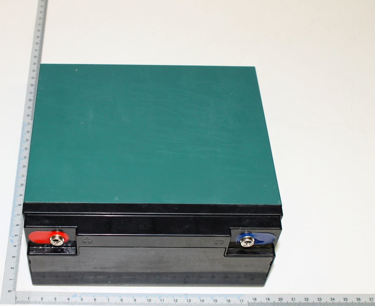 Batterie 20Ah 12V von Scheppach. Die Batterie wird von der Seite gezeigt.