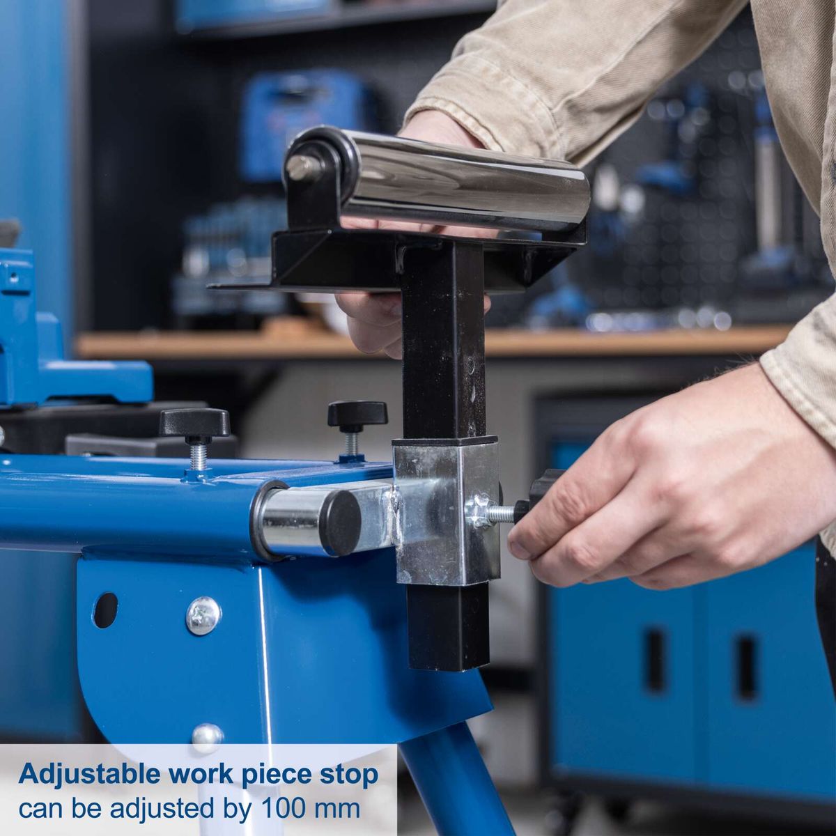 The Universal Mitre Saw Stand UMF2000 by Scheppach features an adjustable work piece stop that can be adjusted by 100 mm.