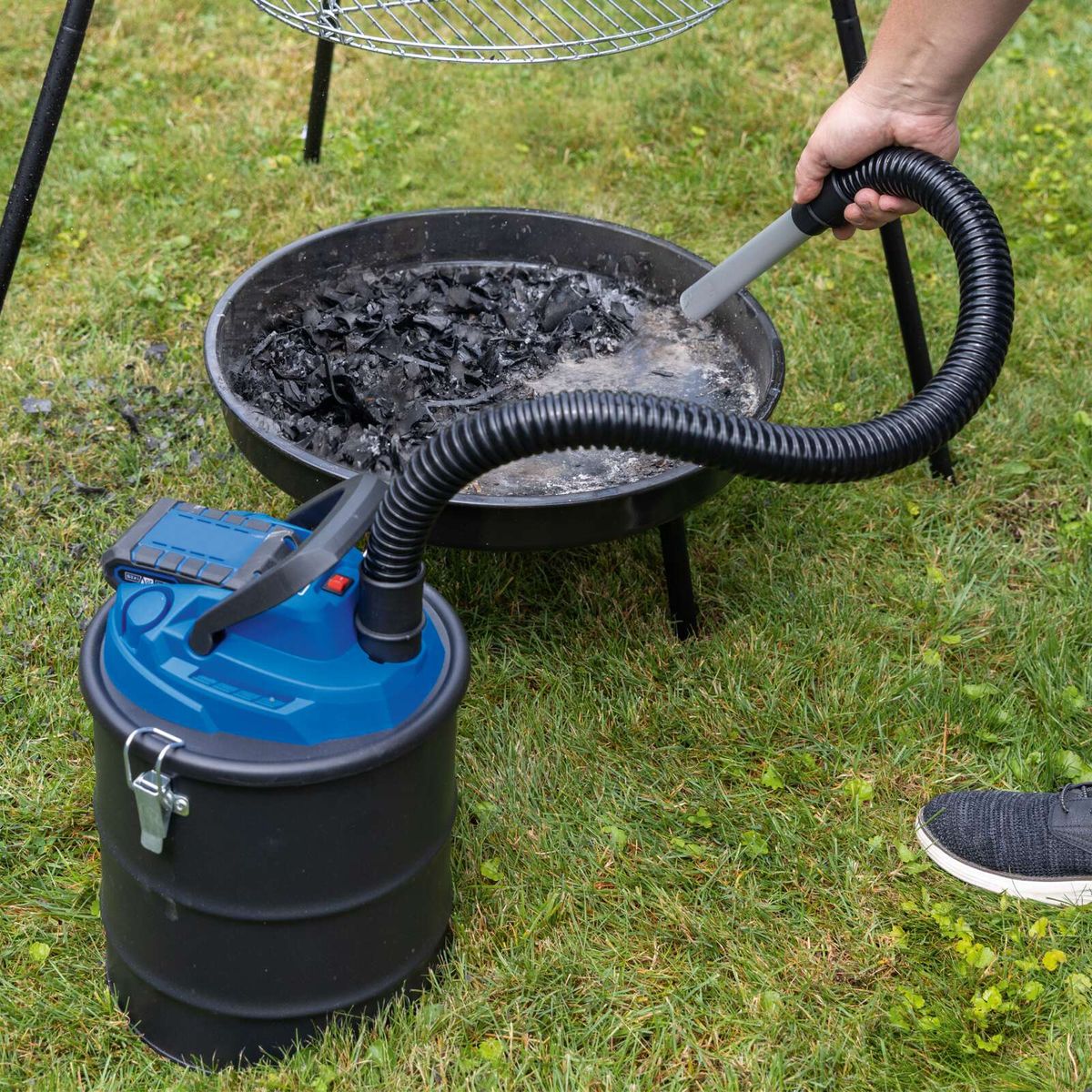Grillabflusssystem mit Abflusskanal und Auffangbehälter für Grillreste