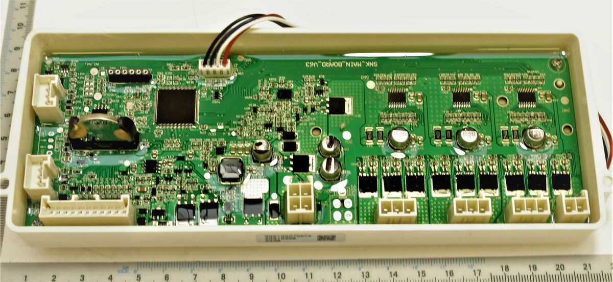 Scheppach-Platine mit integrierten elektronischen Komponenten und Steckverbindern
