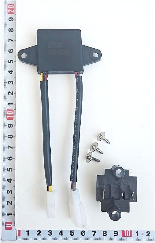 Startmodul kpl. IXES 20V Serie. Messskala im Hintergrund. Werkzeug mit zwei Kabeln und Schrauben. Werkzeug mit zwei Kabeln und Schrauben. Werkzeug mit zwei Kabeln und Schrauben.