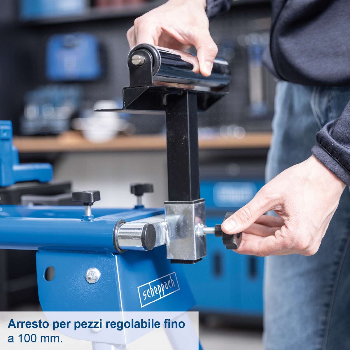 Der Untergestell UMF1600 von Scheppach verfügt über einen einstellbaren Anschlag bis zu 100 mm für präzises Arbeiten.