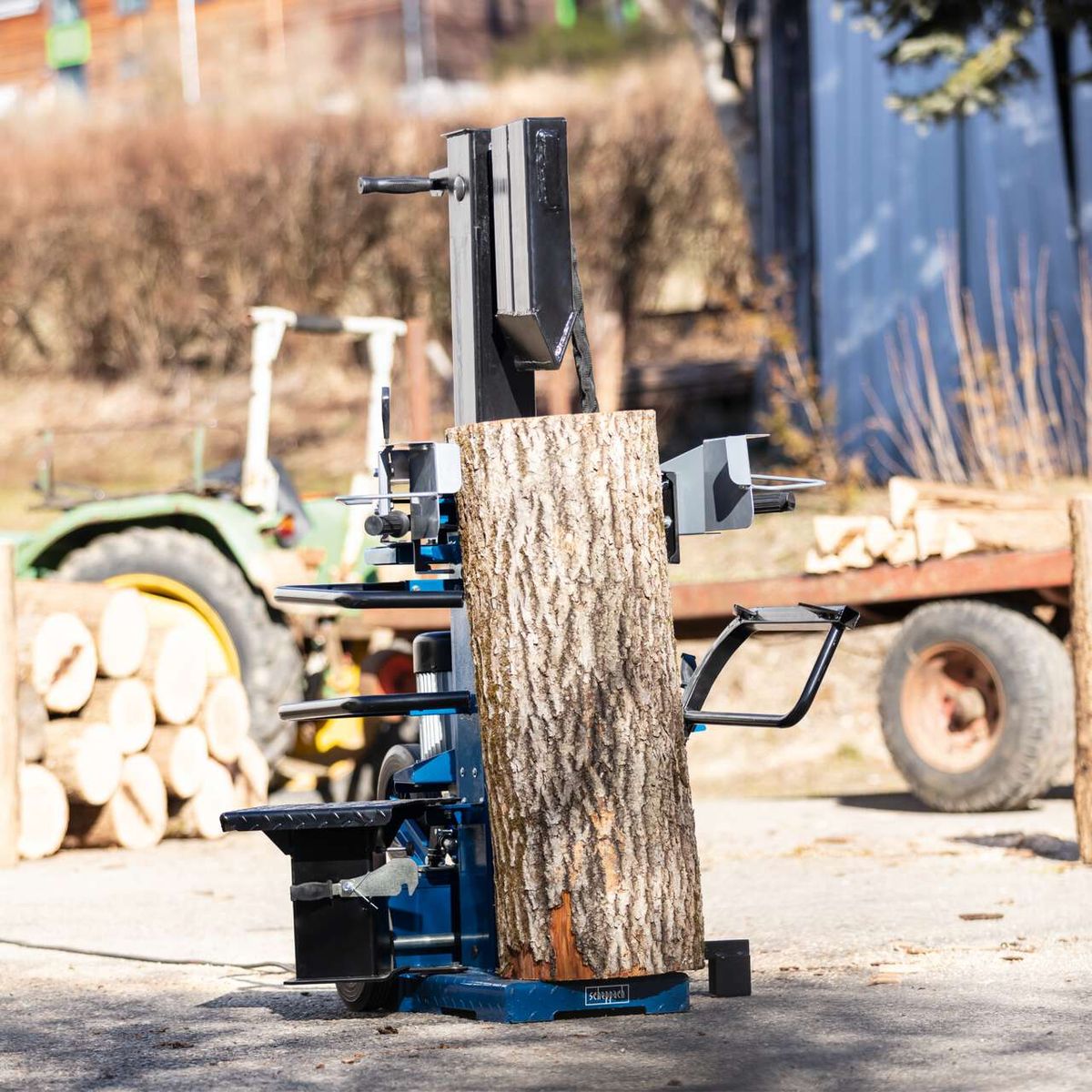 Der Scheppach Holzspalter stehend Compact 12t verfügt über eine robuste Bauweise mit stabilen Metallteilen und einer effektiven Spaltvorrichtung. Die Maschine ist für eine hohe Leistung ausgelegt und bietet eine zuverlässige Funktion.