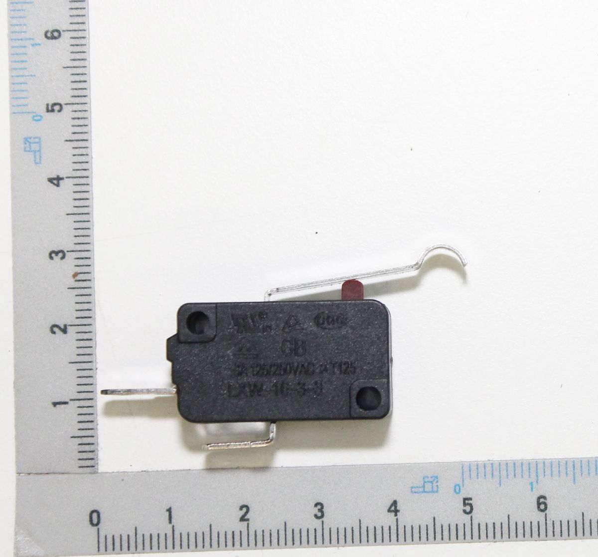 Microschalter von Scheppach, Ansicht von oben. Der Schalter ist etwa 4 cm lang und 2 cm breit.