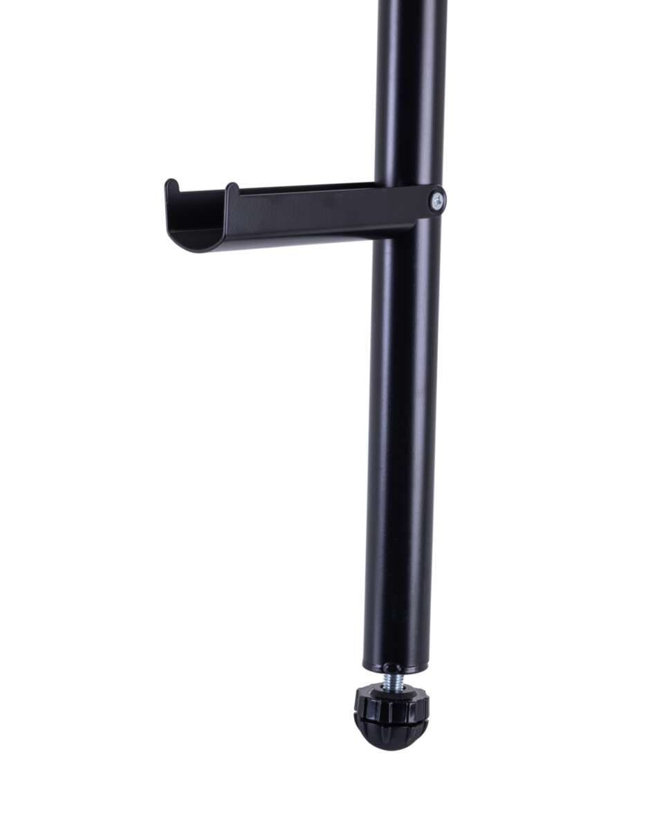 Ein schwarzer Metallständer mit einem horizontalen Arm und einer Halterung. Der Ständer hat eine Gewindeverbindung am unteren Ende.