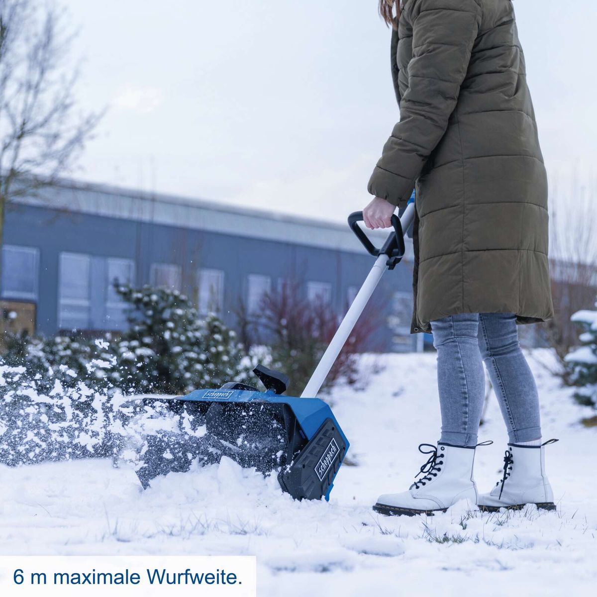 Akku-Schneefräse mit maximal 6 Meter Wurfweite für präzise Schneeräumung, Teil eines Sets