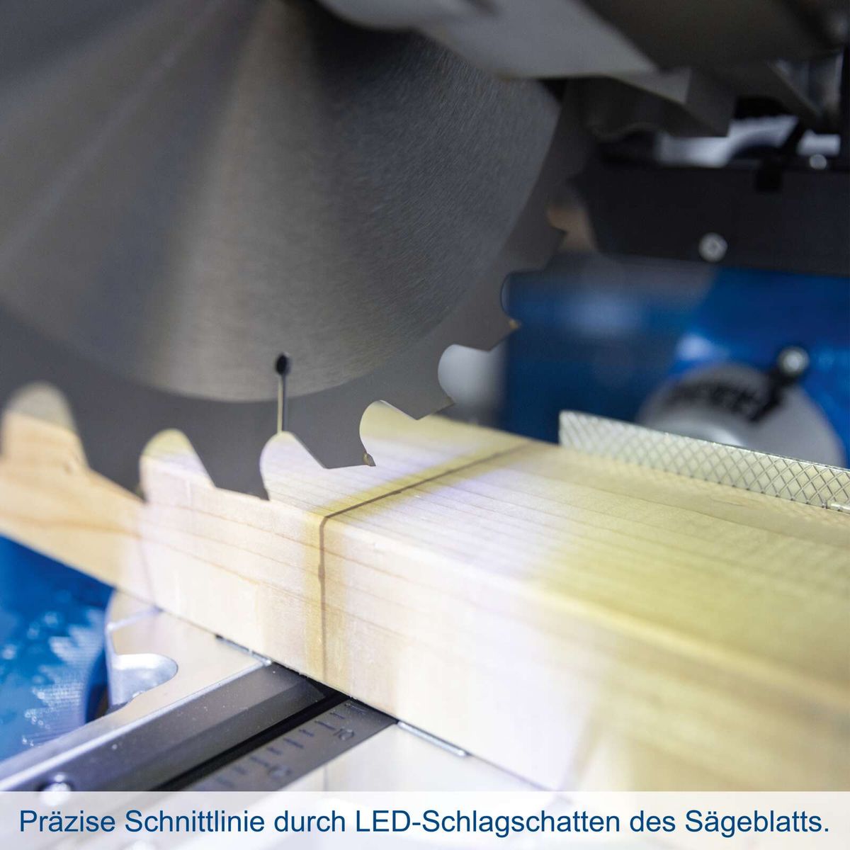 Präzise Schnittlinie durch LED-Schlagschatten des Sägeblattes auf Scheppach-Säge