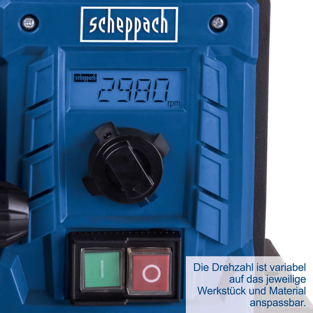 Der Band- und Tellerschleifer BTS900Vario von Scheppach hat eine variable Drehzahl, die an das jeweilige Werkstück und Material anpassbar ist. Das Gerät verfügt über einen digitalen Drehzahlmesser und zwei Bedientasten für Ein- und Ausschalten.