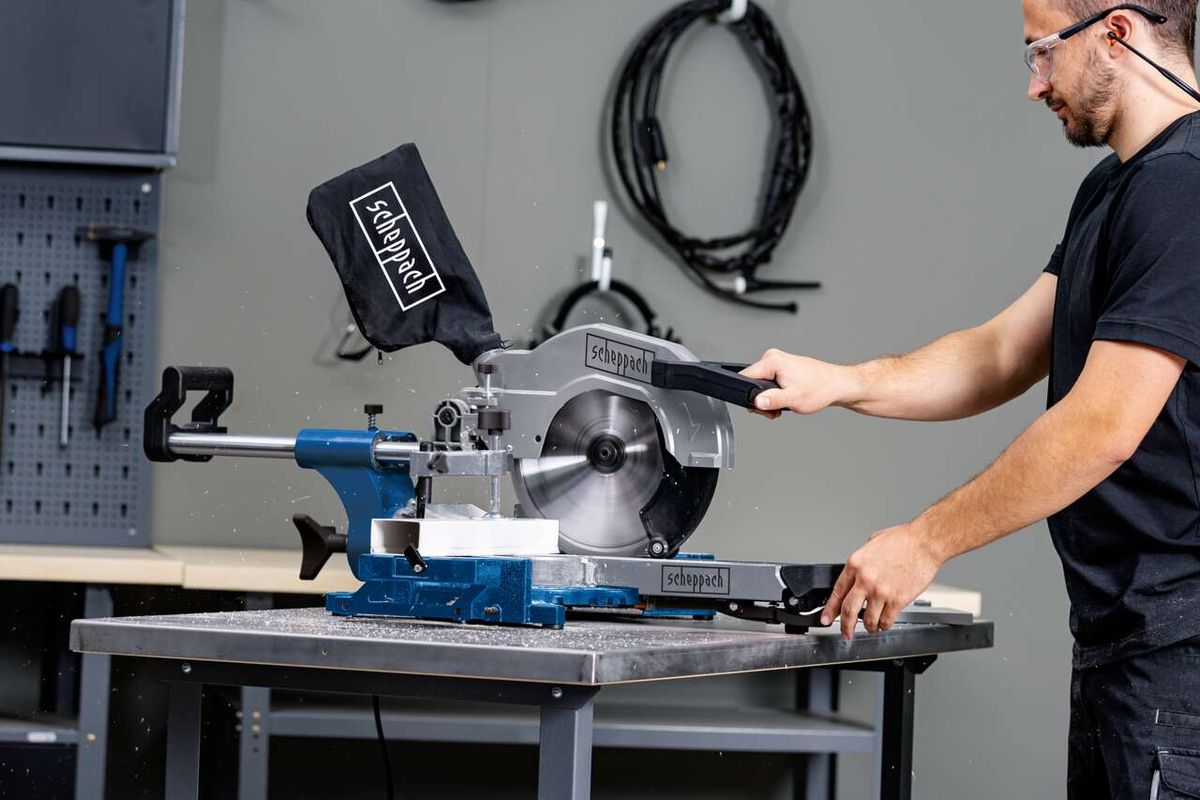 Kappzugsäge HM110MP von Scheppach im Einsatz. Ein Mann bedient die Säge in einer Werkstatt.