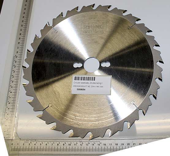 Kreissägeblatt mit 24 Zähnen und mittlerer Bohrung, Durchmesser 7 Zoll, 42 Lochkränze. Das Bild zeigt das Sägeblatt von vorne.