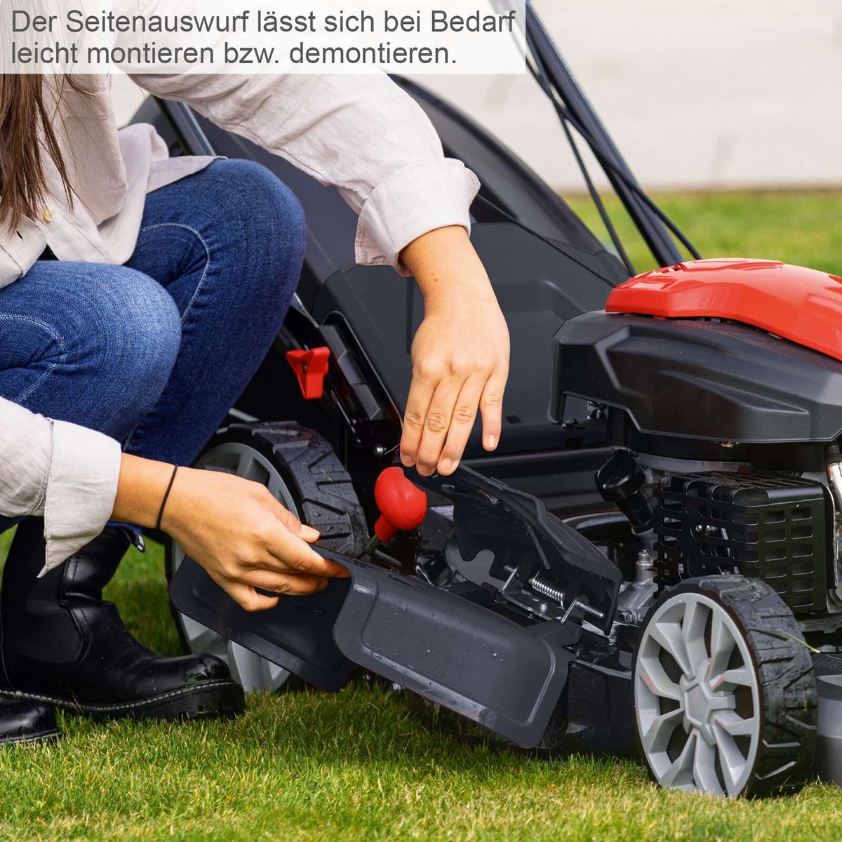 Der Seitenauswurf lässt sich bei Bedarf leicht montieren bzw. demontieren.