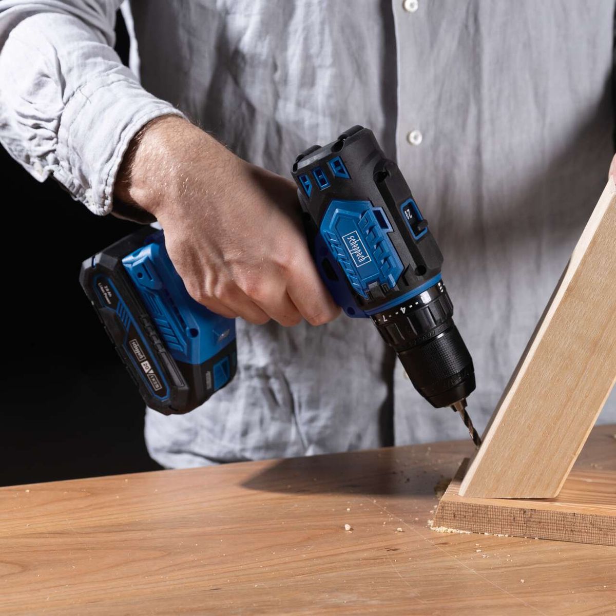 Der Scheppach Akku-Bohrschrauber BC-DD60-X bietet eine 2-Gang-Getriebe für präzises Bohren und Schrauben. Die LED-Anzeige zeigt den Ladezustand an. Der Bohrfutterwechsel ist werkzeuglos möglich.