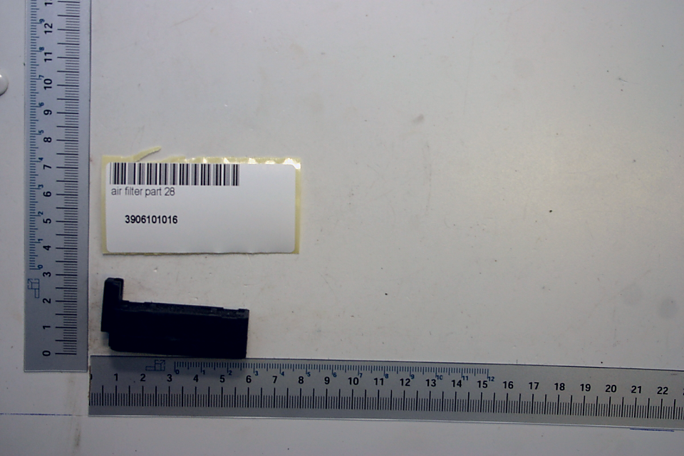Luftfilterteil (Teil 28) mit Beschriftung und Barcode
