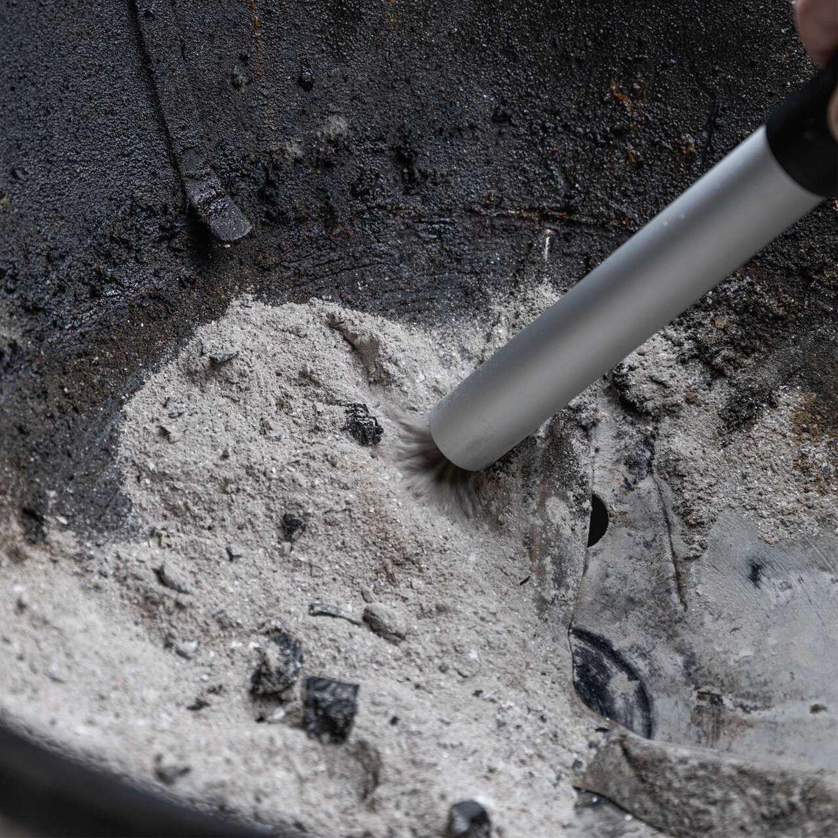 Der Aschesauger IX-AS20 IXES von Scheppach verfügt über eine effektive Staubabsaugung und eine einfache Handhabung. Das Gerät ist mit einem robusten Schlauch ausgestattet und eignet sich ideal für die Reinigung von Asche und feinen Stäuben.