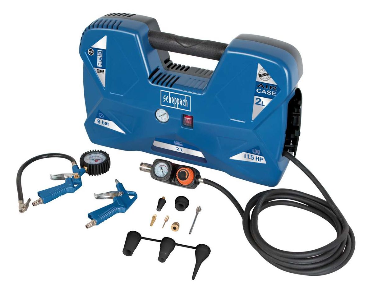 Scheppach Kompressor Aircase mit 12-teiligem Zubehörset. Gezeigt von vorne mit geöffnetem Deckel und Zubehörteilen daneben.