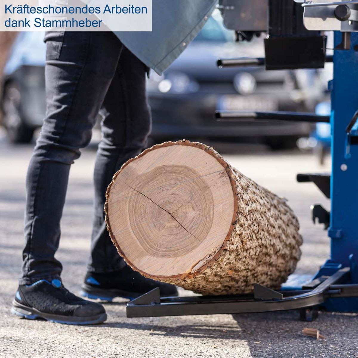 Der Holzspalter ermöglicht kräfteschonendes Arbeiten dank integriertem Stammheber. Die Maschine hebt den Stamm an und erleichtert so das Spalten. Ideal für effizientes Arbeiten mit schweren Holzstämmen.