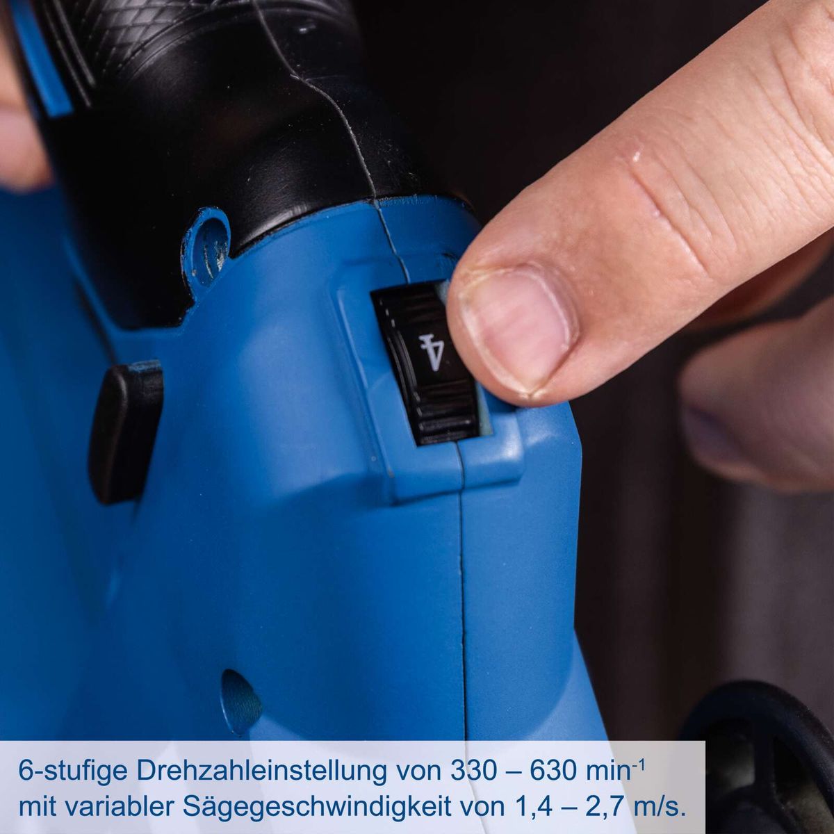 Akku-Metallbandsäge mit 6-stufiger Drehzahlregelung (330–630 min⁻¹) und variabler Sägegeschwindigkeit (1,4–2,7 m/s)