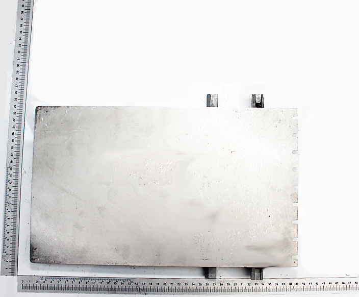 Ein verstellbarer Abricht- oder Fronttisch von Scheppach, aufgenommen von der Seite.