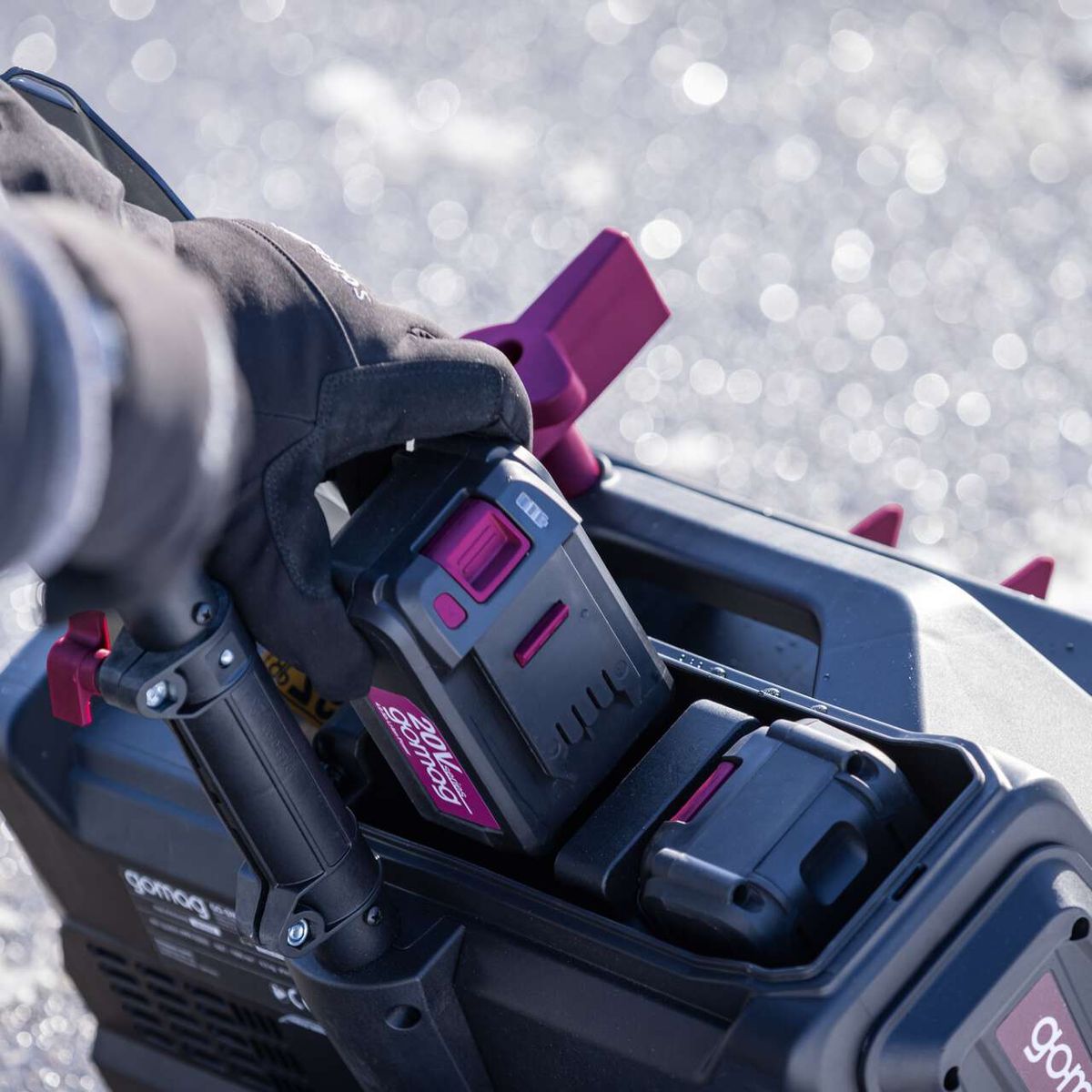 Die Akku-Schneefräse GO-SNF400 gomag verfügt über eine 40V-Lithium-Ionen-Batterie, einen ergonomischen Griff und eine einfache Handhabung. Sie ist ideal für die Schneeräumung im Garten.