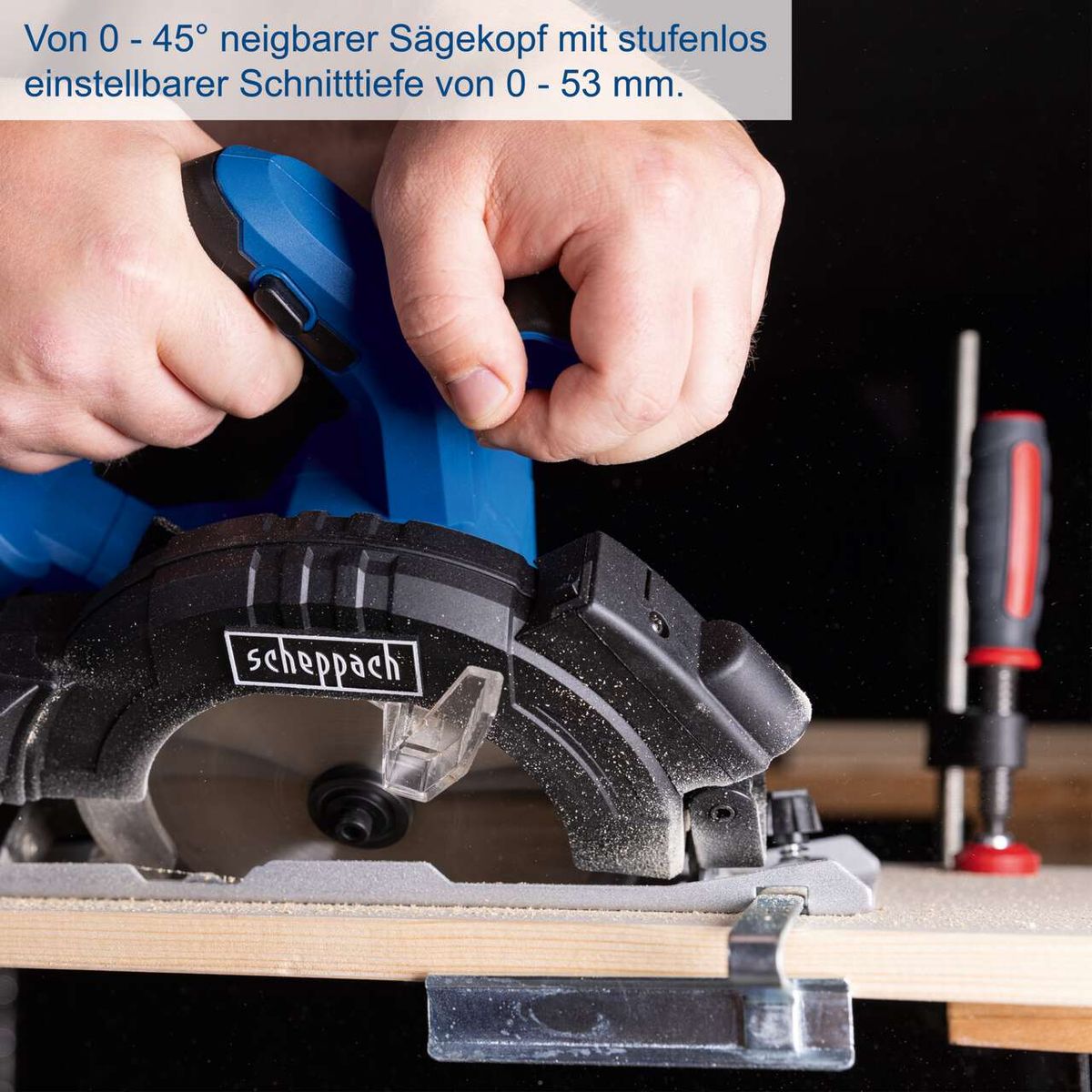 Die Akku-Handkreissäge C-HCS165-X von Scheppach hat einen neigbaren Sägekopf von 0 - 45° und eine stufenlos einstellbare Schnittiefe von 0 - 53 mm.
