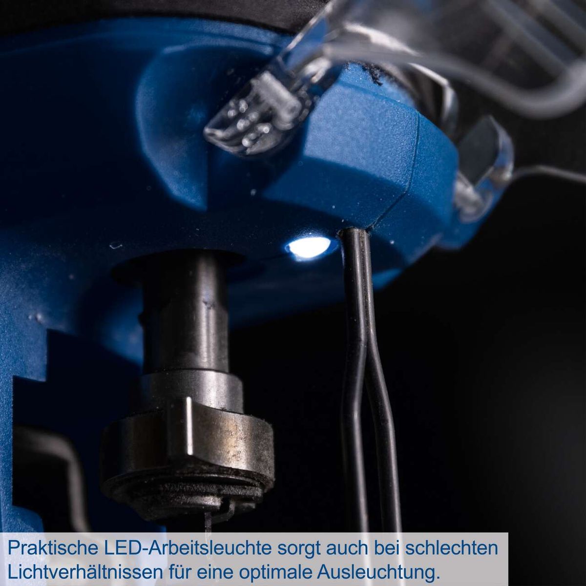 LED-Arbeitsleuchte für optimale Beleuchtung bei schlechten Lichtverhältnissen in Akku-Stichsäge