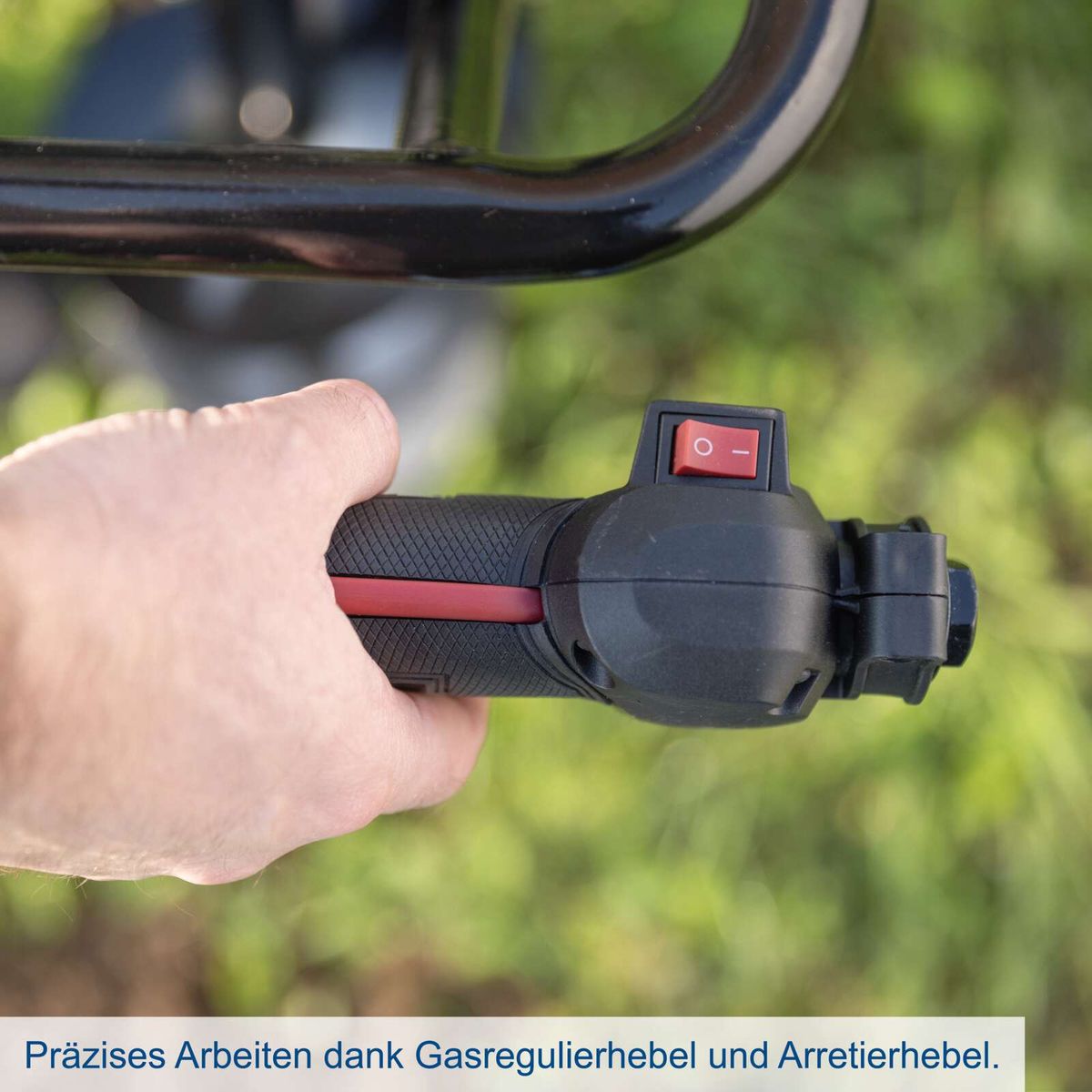 Präzises Arbeiten dank Gasregulierhebel und Arretierhebel. Der Gasregulierhebel ermöglicht eine feine Kontrolle der Motordrehzahl, während der Arretierhebel eine sichere Fixierung des Bohrers gewährleistet.