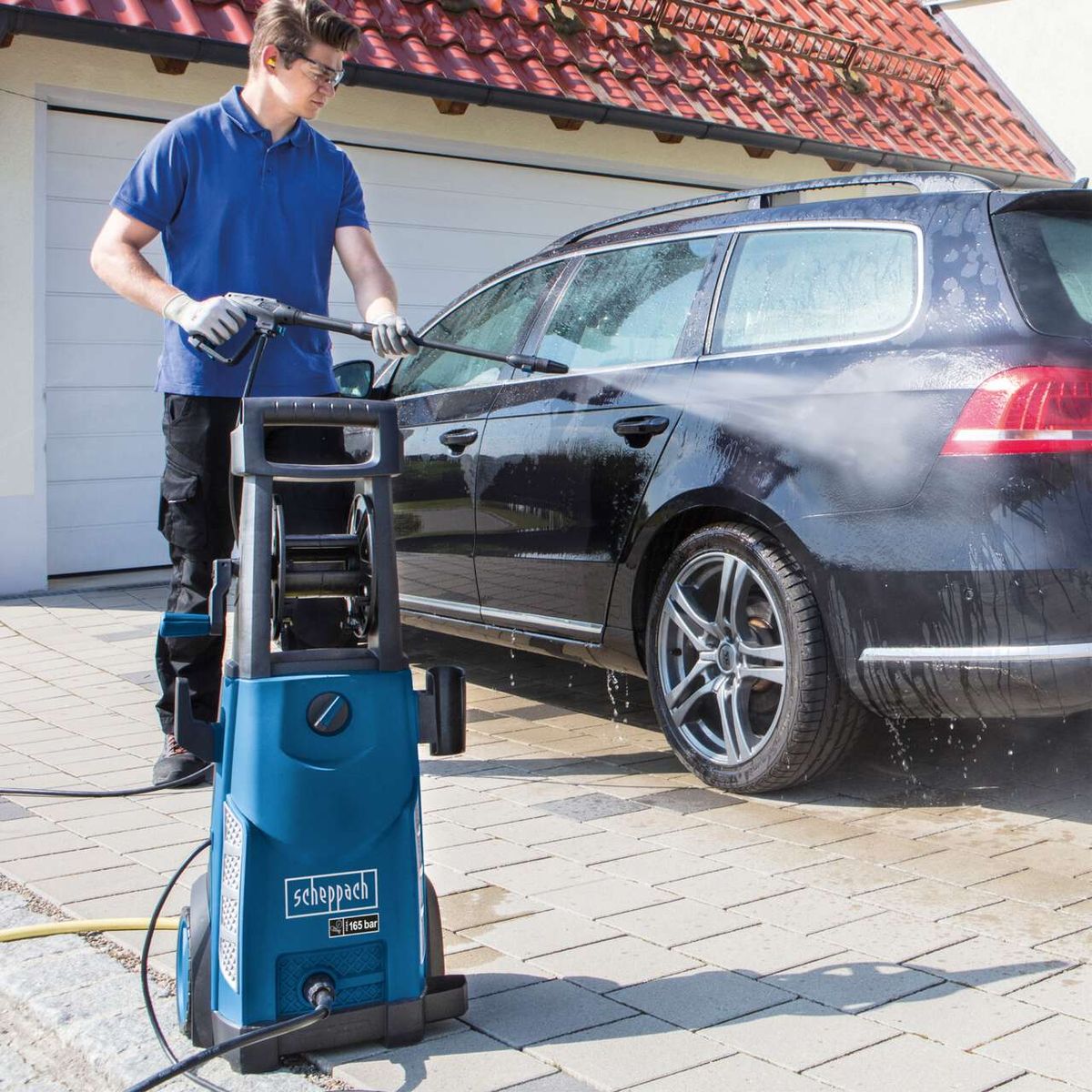 Elektro-Hochdruckreiniger mit integriertem Wasserbehälter und Handschläuchen für Reinigung von Autos und Außenflächen