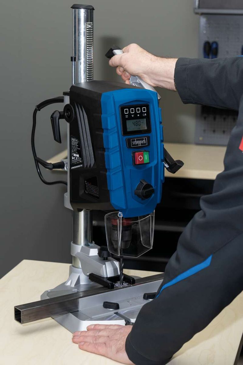 Tischbohrmaschine DP60 Scheppach mit Laser- und LED-Beleuchtung. Ein Benutzer bedient die Maschine, die auf 480 Umdrehungen pro Minute eingestellt ist.
