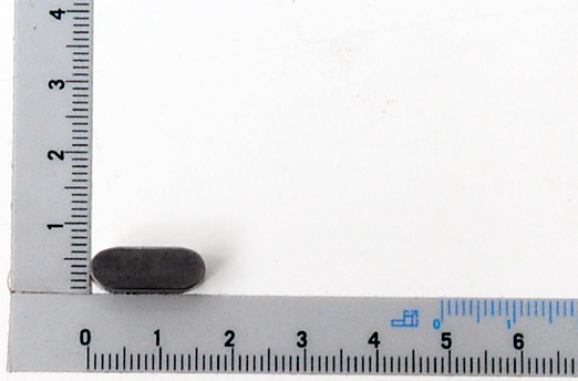 Ein Passfeder 6x6x16 von Scheppach neben einem Lineal. Die Passfeder liegt auf der 2 cm Marke und ist etwa 1,5 cm lang.