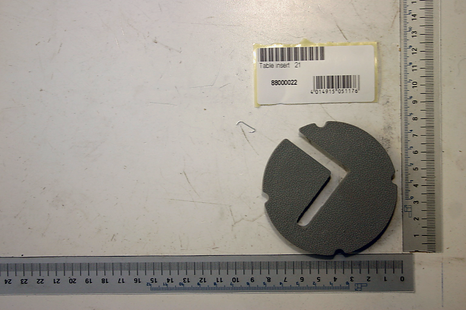 Tischeinlage mit der Artikelnummer 88000022. Die Einlage ist rund mit einer Aussparung in der Mitte. Sie wird von einem Lineal als Maßstab begleitet.