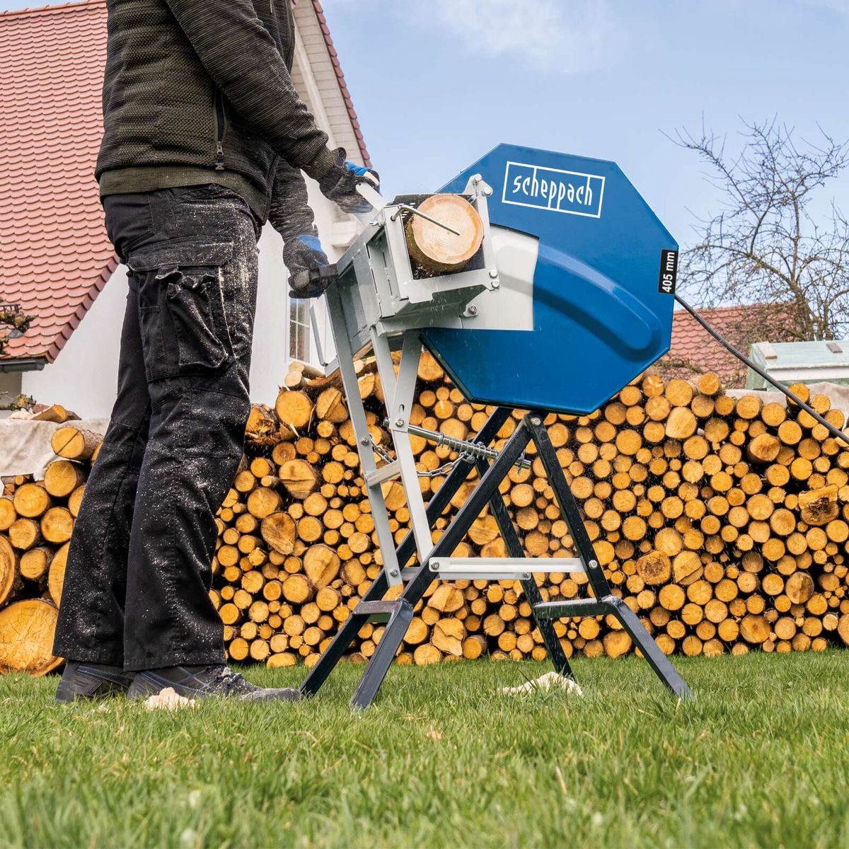 Wippkreissäge mit Holzstapel und Arbeitsgerät für Scheppach HS410, Wippmechanismus in Einsatz