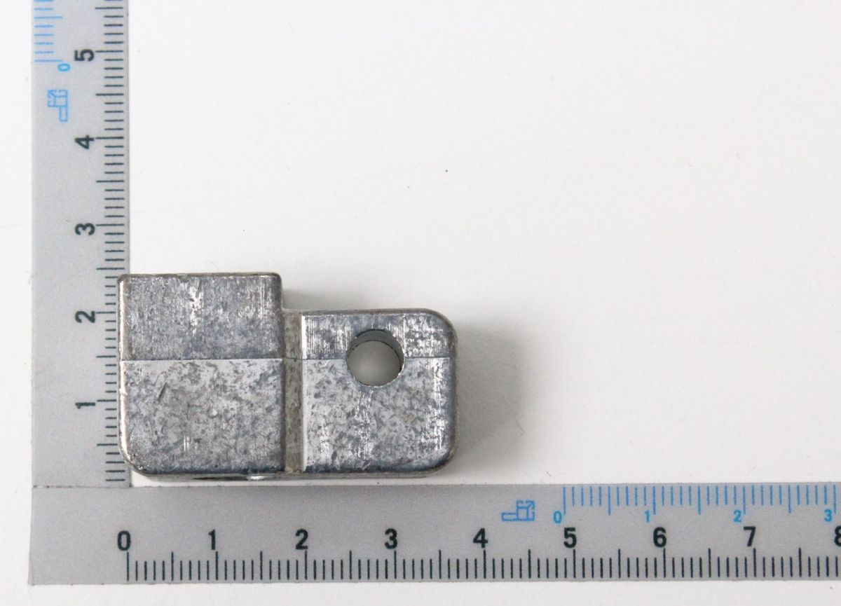 Ein Lagerstück mit den Maßen 37x22x17 mm, gezeigt von der Seite neben einem Lineal zur Größenveranschaulichung.