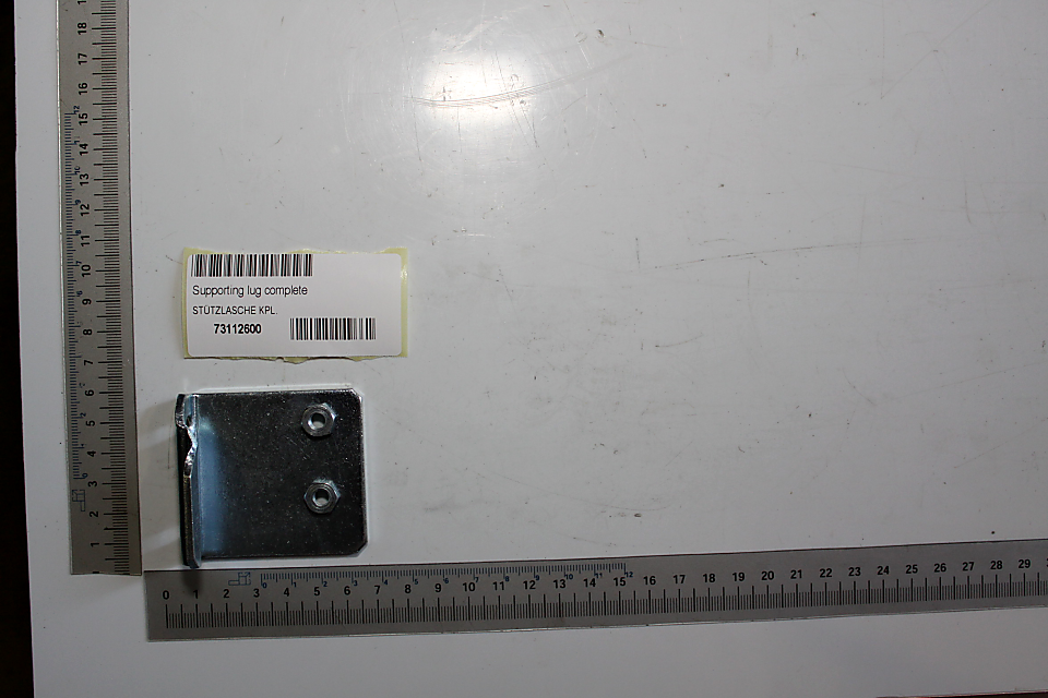 Stützlasche kpl. von Scheppach, gezeigt von vorne auf weißem Hintergrund. Maße: ca. 5 cm x 5 cm.