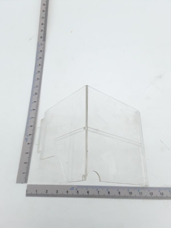 Staubabdeckung von Scheppach, gezeigt von der Seite mit einem Lineal zur Größenveranschaulichung.