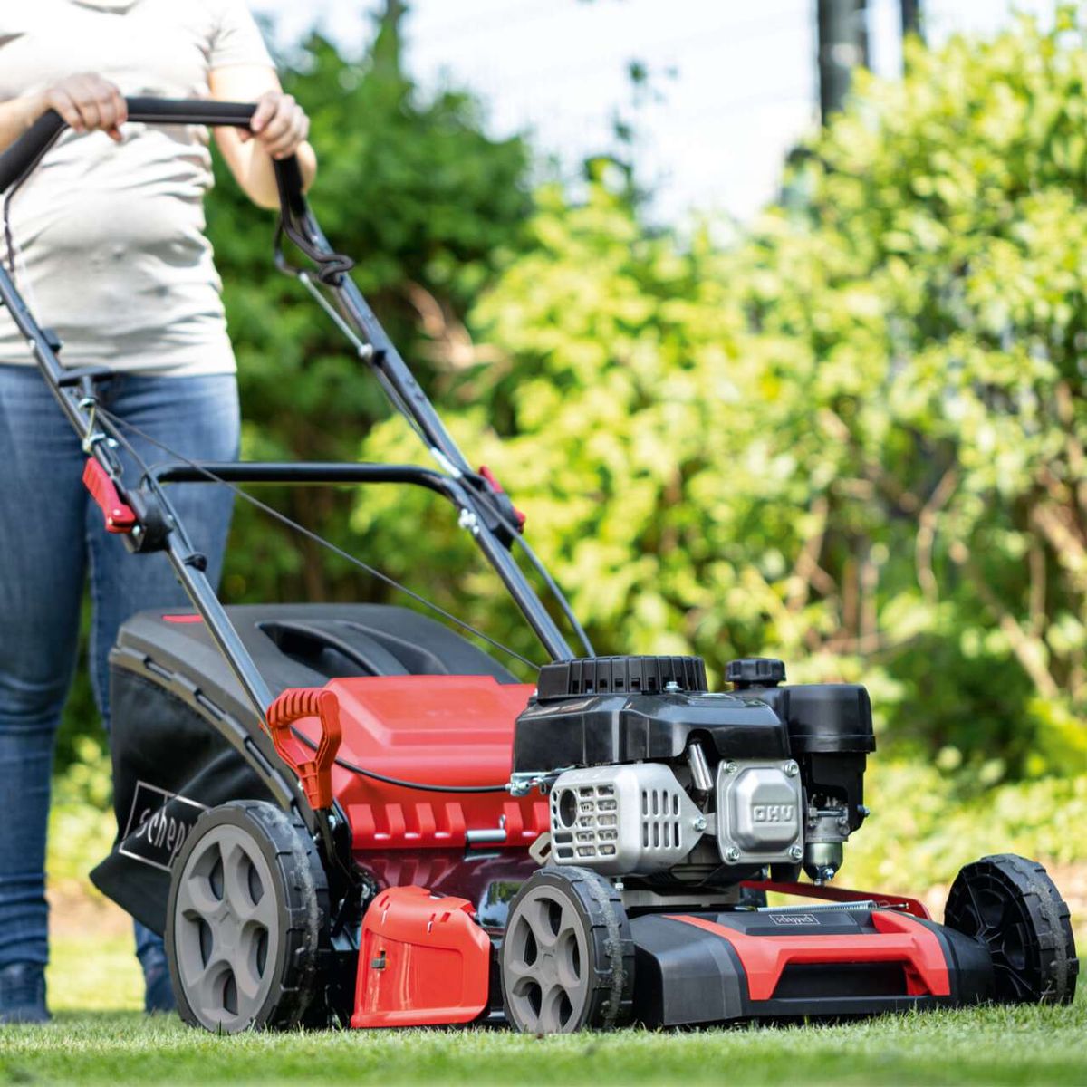 The Scheppach Petrol Lawnmower MS175-51 with 5.4 PS, 51 cm cutting width, self-propelled, and including motor oil. Key features: Self-propelled, robust design, easy handling.