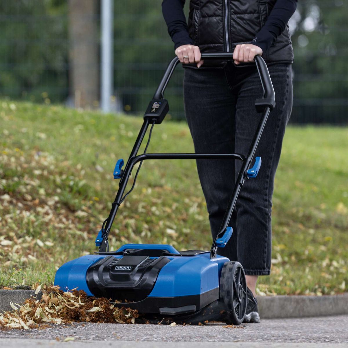 Die Akku-Kehrmaschine C-S610-X von Scheppach hat eine Arbeitsbreite von 610mm, eine Reichweite von 2000m², eine 3-stufige Geschwindigkeitsregelung und einen 20L Schmutzbehälter. Sie wird mit einem 2Ah Akku und einem 2,4A Ladegerät geliefert.