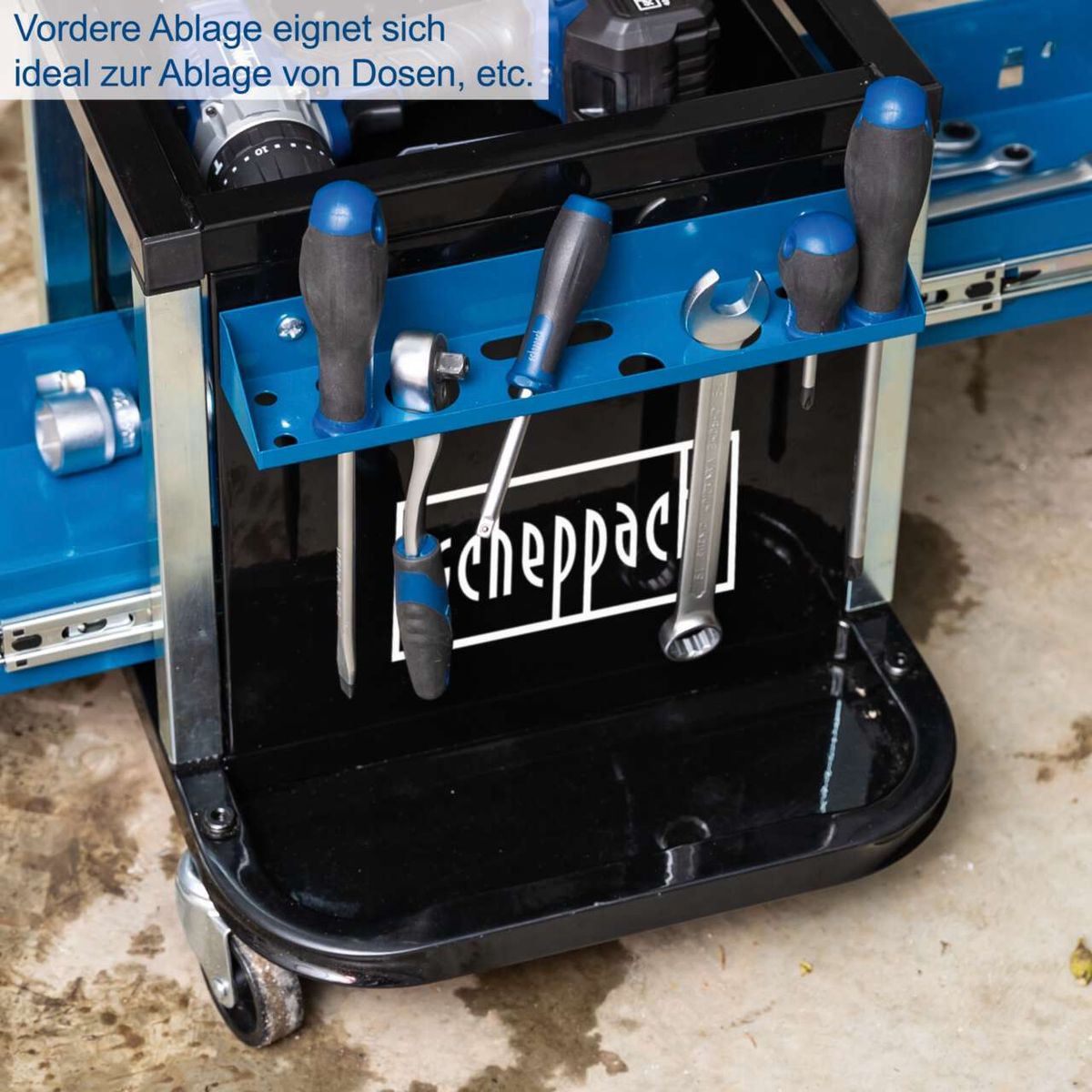 Der Scheppach 2in1 Werkstatthocker TW900 hat eine vordere Ablage, die sich ideal zur Ablage von Dosen und anderen kleinen Gegenständen eignet. Der Hocker verfügt über zwei Schubladen und einen gepolsterten Sitz.