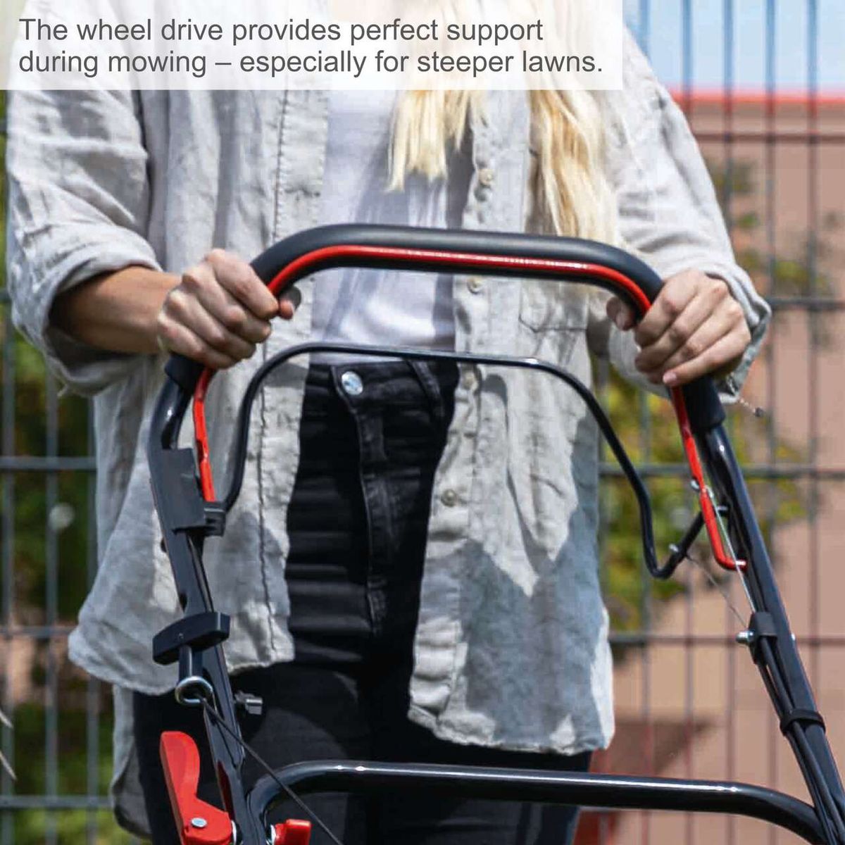 The wheel drive provides perfect support during mowing, especially for steeper lawns. The product is shown from the front.