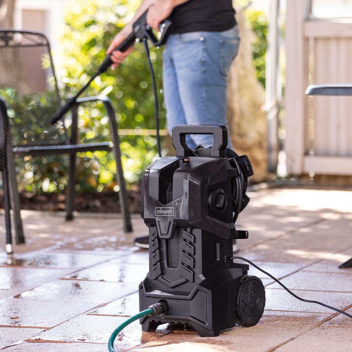 Elektro-Hochdruckreiniger mit Quick-Connect-Anschluss, Rollen und Wasserauslass für präzise Reinigung.