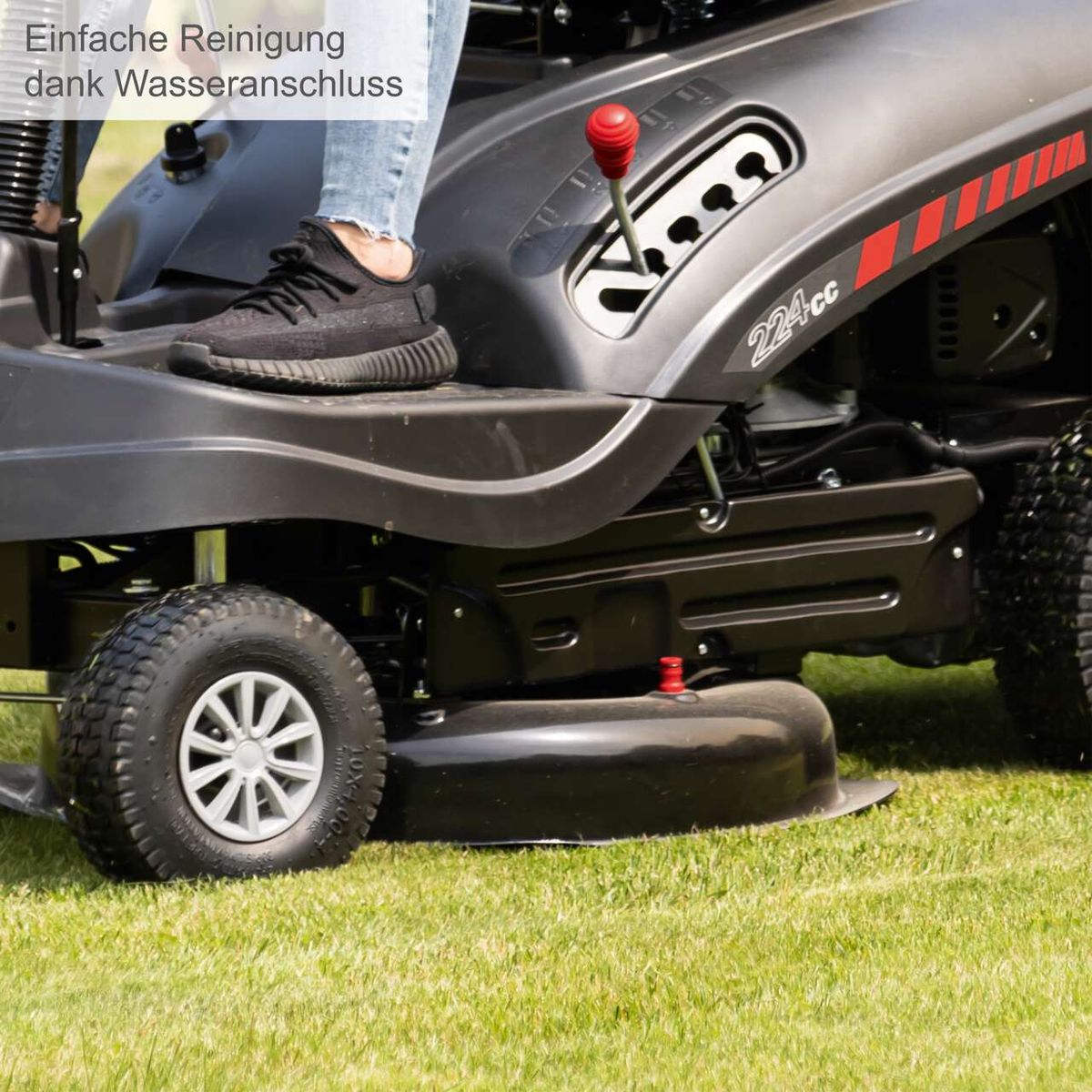 Der Aufsitzrasenmäher MR224-61 von Scheppach bietet einfache Reinigung dank Wasseranschluss. Mit 6.8PS, 61cm Schnittbreite und 150L Fangsack. Elektro-Start inklusive Motoröl.