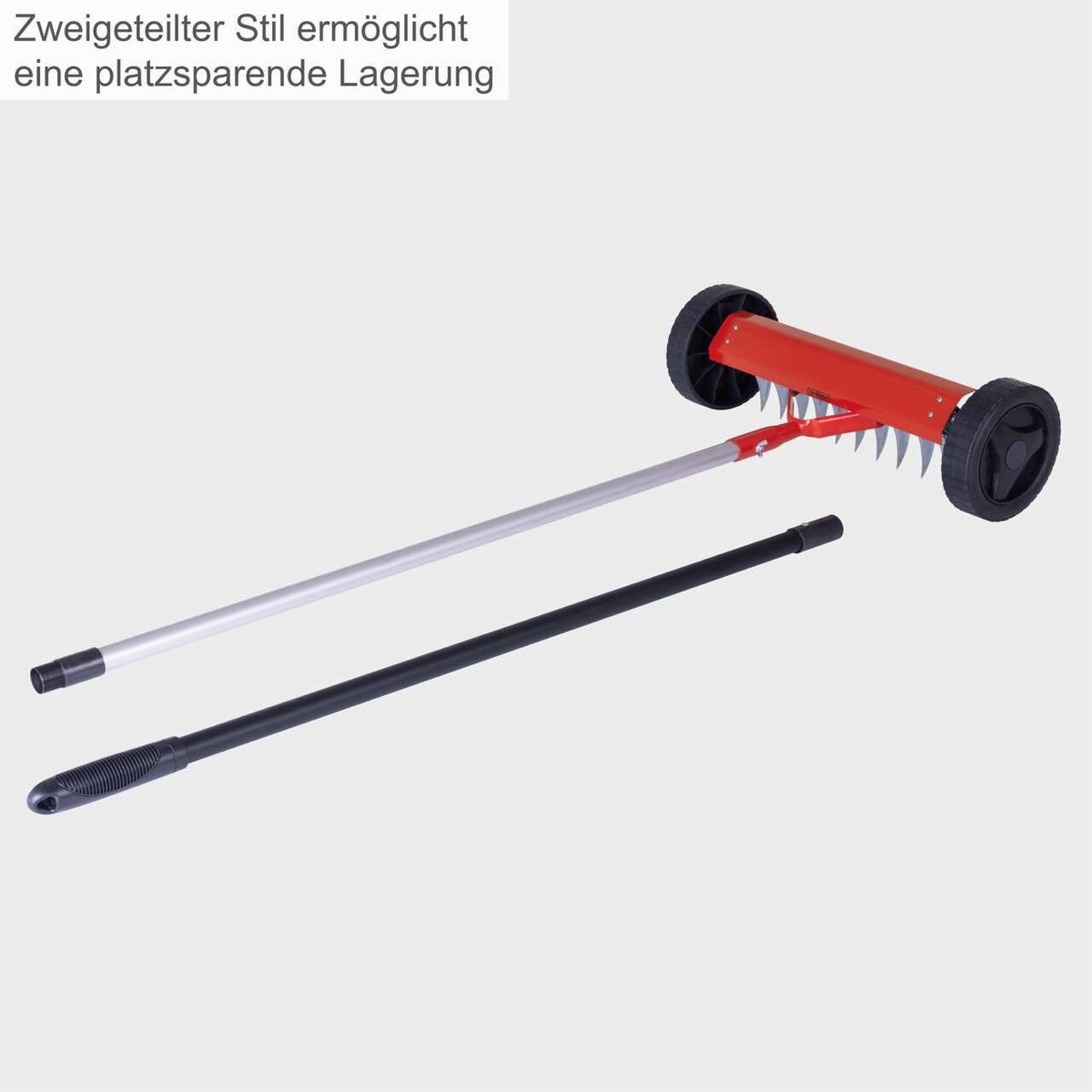 Der Handvertikutierer SCM340 von Scheppach hat einen zweigeteilten Stil, der eine platzsparende Lagerung ermöglicht.