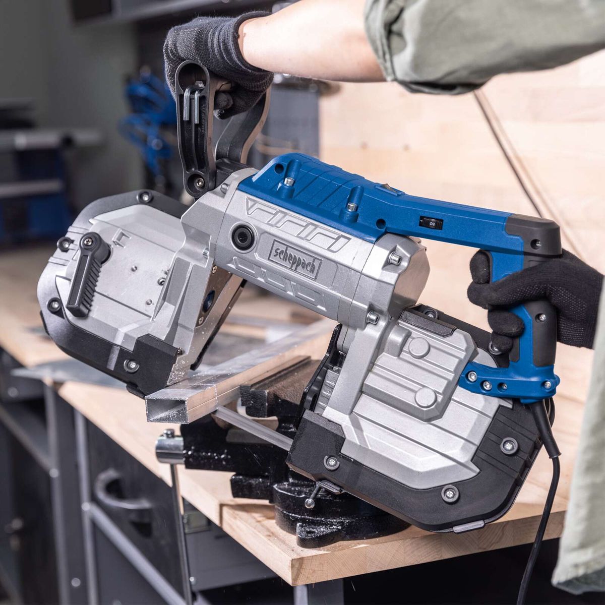 Metallbandsäge mit ergonomischem Halter und Führungssystem für präzise Schnitte