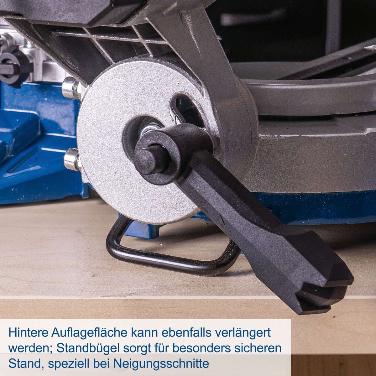 Die hintere Auflagefläche der Kapp-, Zug- und Gehrungssäge KGO216 kann verlängert werden. Der Standbügel sorgt für besonders sicheren Stand, speziell bei Neigungsschnitten.